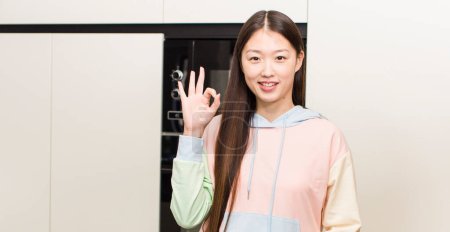 Téléchargez les photos : Asiatique jolie femme à nouveau maison cuisine - en image libre de droit