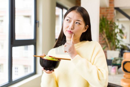 Téléchargez les photos : Asian pretty woman eating a ramen noodles bowl - en image libre de droit
