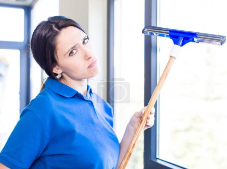 Foto de Concepto de lavadora de ventanas para adultos jóvenes. limpieza interior de casa - Imagen libre de derechos