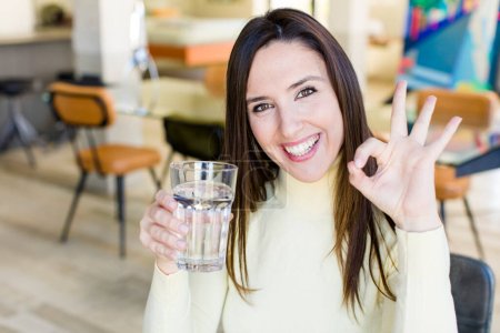 Foto de Mujer adulta joven con un vaso de agua - Imagen libre de derechos