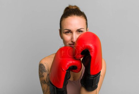 Téléchargez les photos : Young pretty woman boxing and fitness concept - en image libre de droit