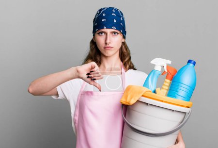 Téléchargez les photos : Caucasian pretty blonde woman. housekeeper and clean products concept - en image libre de droit