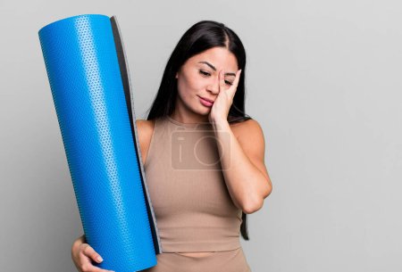 Téléchargez les photos : Hispanique jolie femme se sentant ennuyé, frustré et somnolent après un concept de yoga fatigant - en image libre de droit