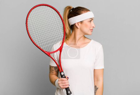 Foto de Joven mujer bonita en vista de perfil pensando, imaginando o soñando despierto. concepto de tenis - Imagen libre de derechos