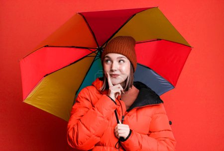 Foto de Joven bonita mujer usando un anorak y un paraguas - Imagen libre de derechos