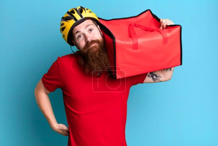 Foto de Joven adulto rojo pelo barbudo fresco pizza delivery hombre - Imagen libre de derechos