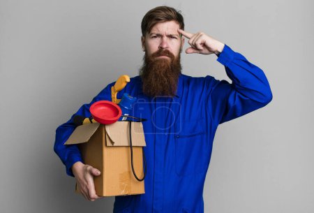 Foto de Barba larga hombre sintiéndose confundido y perplejo, mostrando que está loco. reparador con concepto de caja de herramientas - Imagen libre de derechos