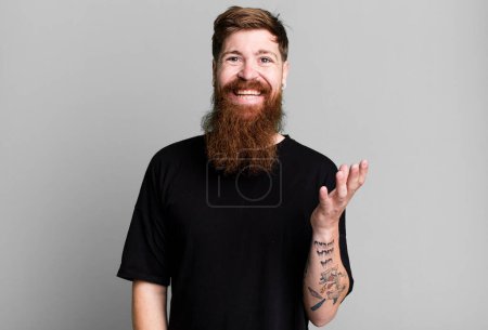 Téléchargez les photos : Barbe longue et cheveux roux homme se sentir heureux, surpris de réaliser une solution ou une idée - en image libre de droit