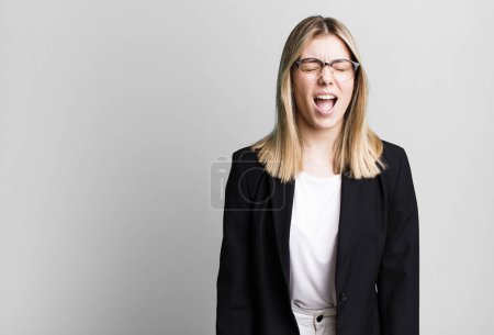 Foto de Joven bonita mujer gritando agresivamente, mirando muy enojado. concepto de negocio - Imagen libre de derechos