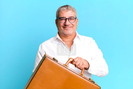 Téléchargez les photos : Homme d'affaires senior d'âge moyen avec une valise - en image libre de droit