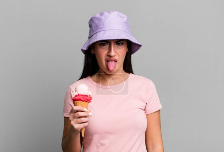 Foto de Ensación de disgusto e irritación y lengua fuera. helados y concepto de verano - Imagen libre de derechos