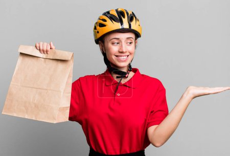 Foto de Pretty blonde deliverywoman with a paper bag - Imagen libre de derechos