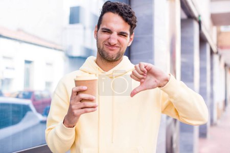 Téléchargez les photos : Bel homme hispanique avec un café chaud à emporter. concept de plein air - en image libre de droit