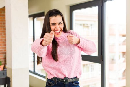 Téléchargez les photos : Pretty caucasian woman looking confident, angry, strong and aggressive, with fists ready to fight in boxing position - en image libre de droit