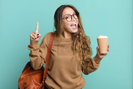Téléchargez les photos : Hispanique jolie femme se sentant comme un génie heureux et excité après avoir réalisé une idée. concept de café à emporter - en image libre de droit