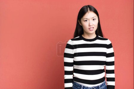 Foto de Pretty asian woman feeling puzzled and confused - Imagen libre de derechos