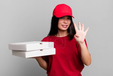 Téléchargez les photos : Jolie femme hispanique souriant et l'air amical, montrant numéro quatre. livraison concept de pizza - en image libre de droit