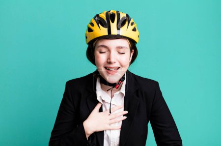 Foto de Joven mujer bonita riendo en voz alta en alguna broma hilarante. concepto de bicicleta y mujer de negocios - Imagen libre de derechos