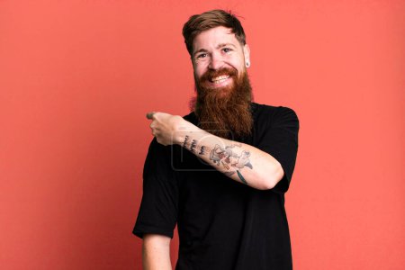 Téléchargez les photos : Longue barbe et cheveux roux homme cool portant une chemise simple et avec un espace de copie - en image libre de droit