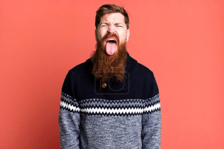 Foto de Barba larga y cabello rojo hombre sintiéndose disgustado e irritado y la lengua hacia fuera - Imagen libre de derechos