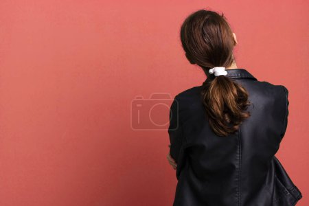 Téléchargez les photos : Young adult pretty woman wearing leather jacket - en image libre de droit