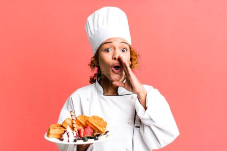 Téléchargez les photos : Cheveux roux jolie chef femme cuisine gaufres - en image libre de droit