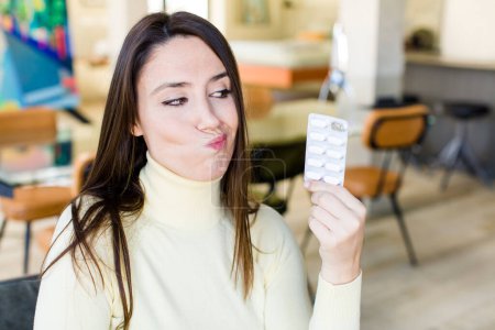 Téléchargez les photos : Adulte jolie femme avec des pilules. concept de grippe - en image libre de droit