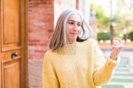 Téléchargez les photos : Senior retraité jolie femme aux cheveux blancs se sentir heureux, réussi et confiant, faire face à un défi et dire apporter ! ou vous accueillir - en image libre de droit