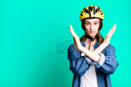 Foto de Joven bonita mujer con un casco de bicicleta - Imagen libre de derechos