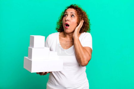 Foto de Mujer bastante mediana edad sentirse feliz, emocionado y sorprendido. cajas blancas en blanco embalaje - Imagen libre de derechos