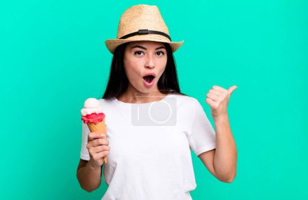 Foto de Mujer bonita hispana mirando asombrada en incredulidad. helados y concepto de verano - Imagen libre de derechos