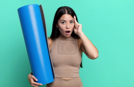 Téléchargez les photos : Hispanique jolie femme regardant surpris, réalisant une nouvelle pensée, idée ou concept yoga concept - en image libre de droit