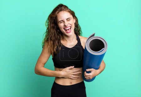 Téléchargez les photos : Hispanic pretty woman laughing out loud at some hilarious joke. fitness and yoga concept - en image libre de droit