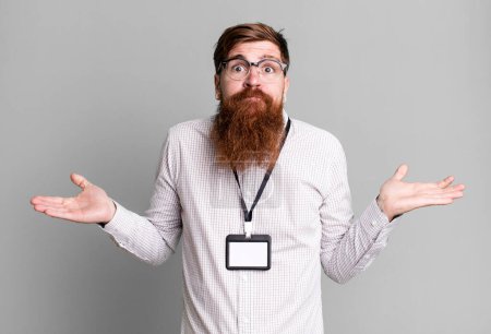 Téléchargez les photos : Barbe longue homme se sentant perplexe et confus et douteux. vip badge concept d'accréditation - en image libre de droit
