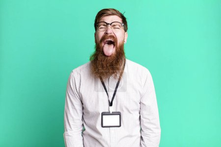 Téléchargez les photos : Barbe longue homme se sentant dégoûté et irrité et la langue. vip badge concept d'accréditation - en image libre de droit