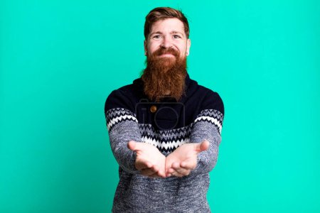 Téléchargez les photos : Longue barbe et cheveux roux homme souriant heureux avec amical et offrant et montrant un concept - en image libre de droit