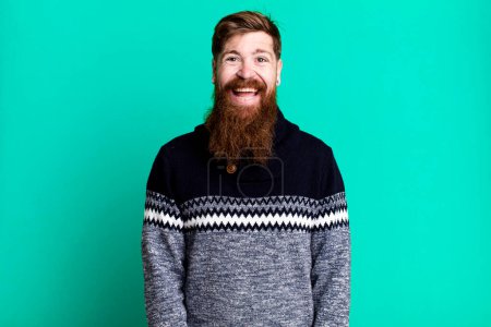 Téléchargez les photos : Longue barbe et cheveux roux homme regardant heureux et agréablement surpris - en image libre de droit