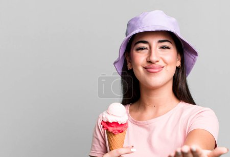 Téléchargez les photos : Sourire heureux avec amical et offrant et montrant un concept. crème glacée et concept d'été - en image libre de droit