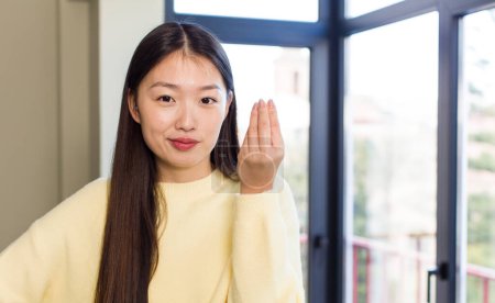 Téléchargez les photos : Asiatique jolie femme gestuelle mains - en image libre de droit