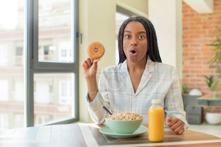 Foto de Negro afro mujer sentirse muy sorprendido y sorprendido. concepto de desayuno - Imagen libre de derechos