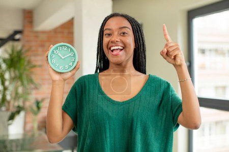 Foto de Negro afro mujer sintiéndose como un feliz y emocionado genio después de darse cuenta de una idea. concepto de despertador - Imagen libre de derechos