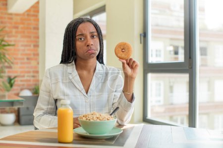 Foto de Negro afro mujer sintiéndose triste y quejumbroso con una mirada infeliz y llorando. concepto de desayuno - Imagen libre de derechos