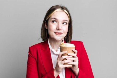 Téléchargez les photos : Jeune jolie femme d'affaires avec un café à emporter - en image libre de droit