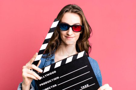 Téléchargez les photos : Jeune jolie femme tenant un clapet cinéma conseil - en image libre de droit