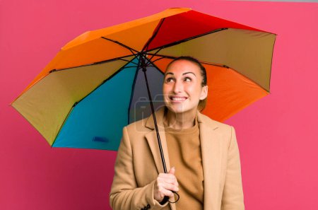 Téléchargez les photos : Jeune jolie femme tenant un parapluie - en image libre de droit
