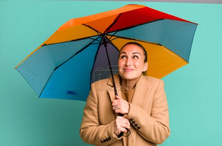 Téléchargez les photos : Jeune jolie femme tenant un parapluie - en image libre de droit