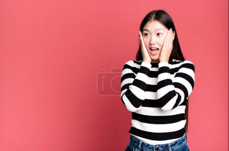 Foto de Bastante asiático mujer sintiéndose feliz, emocionado y sorprendido - Imagen libre de derechos