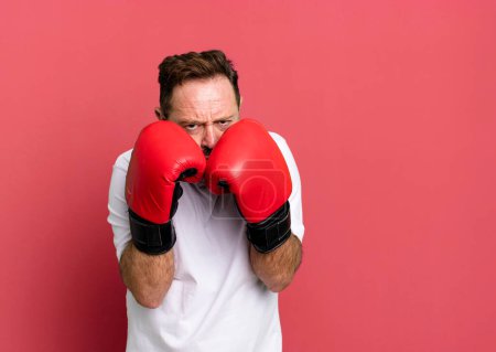Téléchargez les photos : Boxeur homme d'âge moyen avec gants de boxe - en image libre de droit