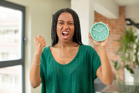 Foto de Negro afro mujer buscando enojado, molesto y frustrado. concepto de despertador - Imagen libre de derechos
