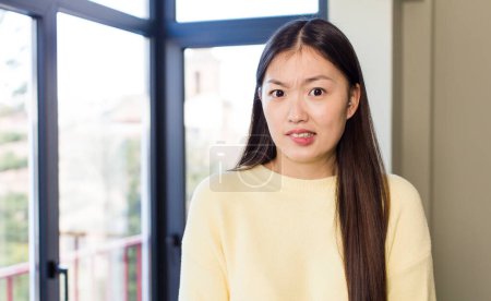 Téléchargez les photos : Asiatique jolie femme à la maison - en image libre de droit